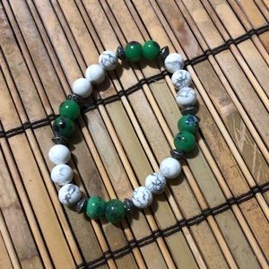 Small glass and agate stretch bracelet.